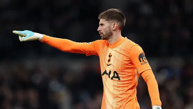 Вратарят на Тотнъм ляга под ножа