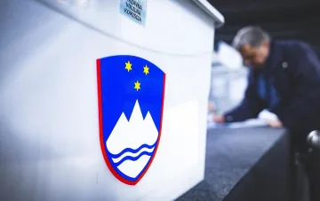 Словения гласува на избори под сянката на скандал за намеса