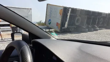 Тир се обърна, голяма тапа на „Тракия“