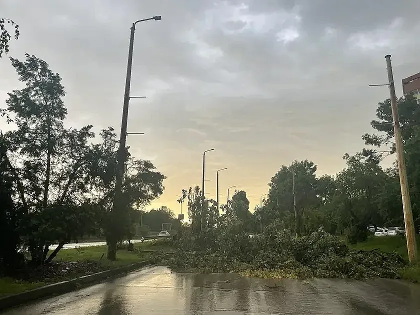 Ад в наш град! Страховита буря вдигна пожарната на крак СНИМКИ