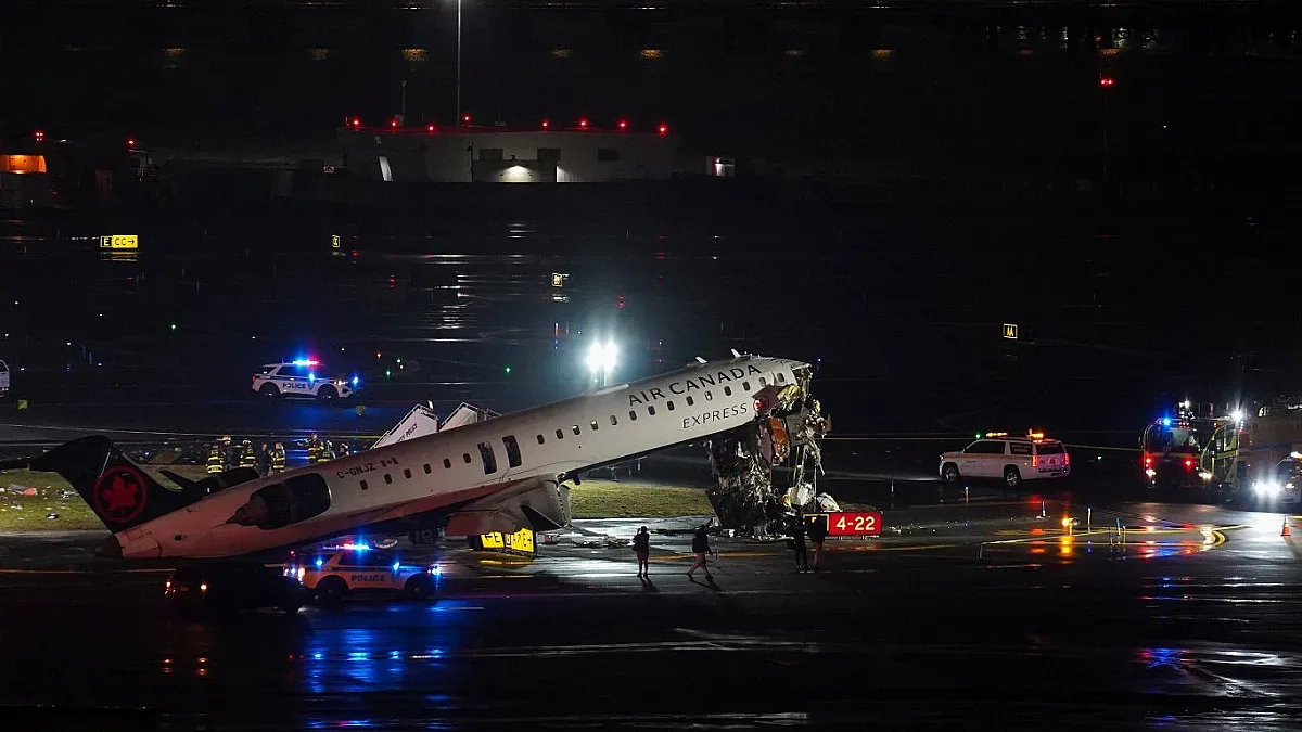 Кошмар на пистата. Самолет се сблъска с пожарна (ОБНОВЕНА)