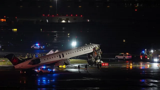 Кошмар на пистата. Самолет се сблъска с пожарна (ОБНОВЕНА)