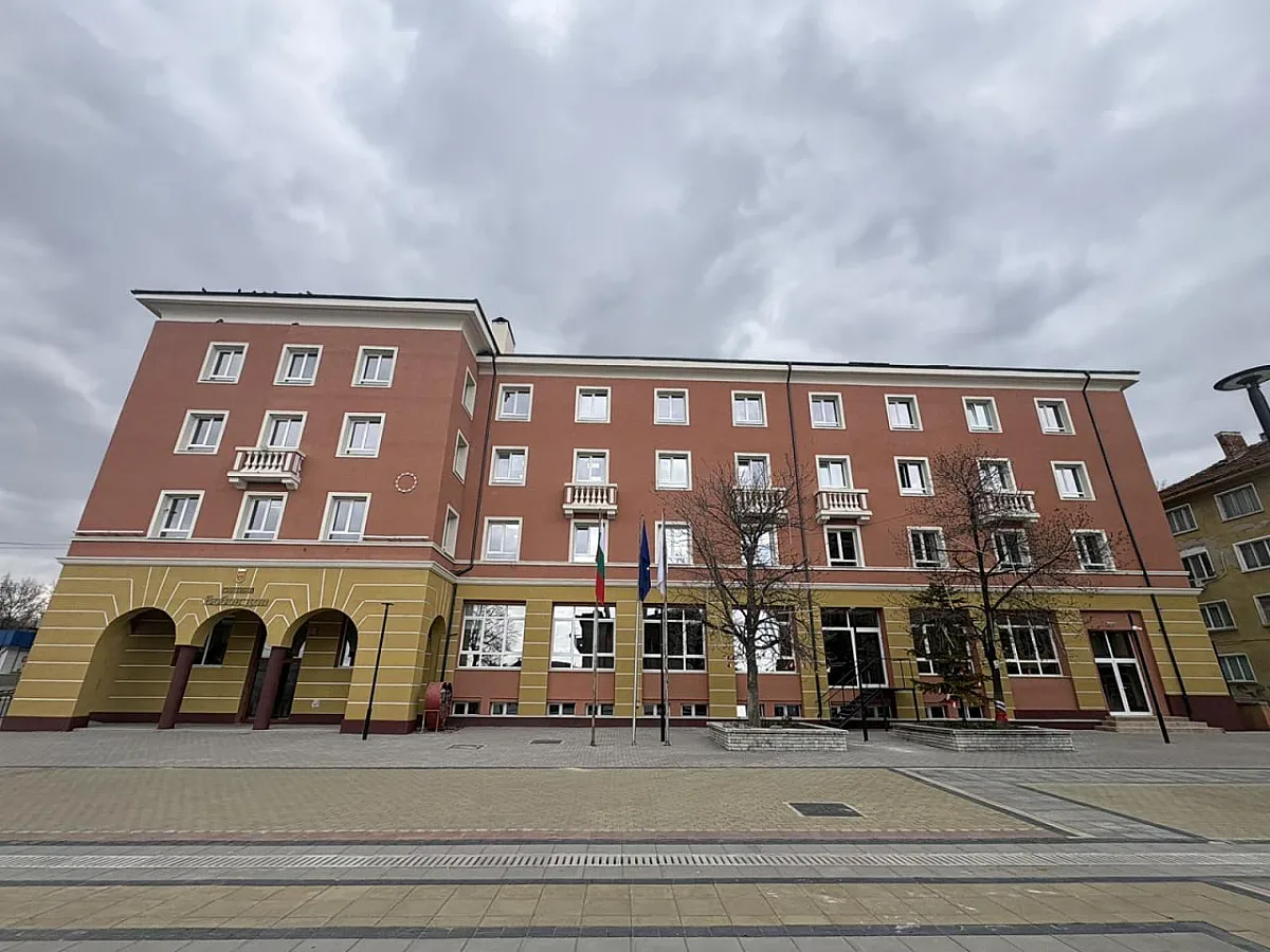Сградата на Община Бобов дол с модерна визия след мащабно енергийно обновяване