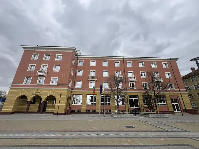 Сградата на Община Бобов дол с модерна визия след мащабно енергийно обновяване