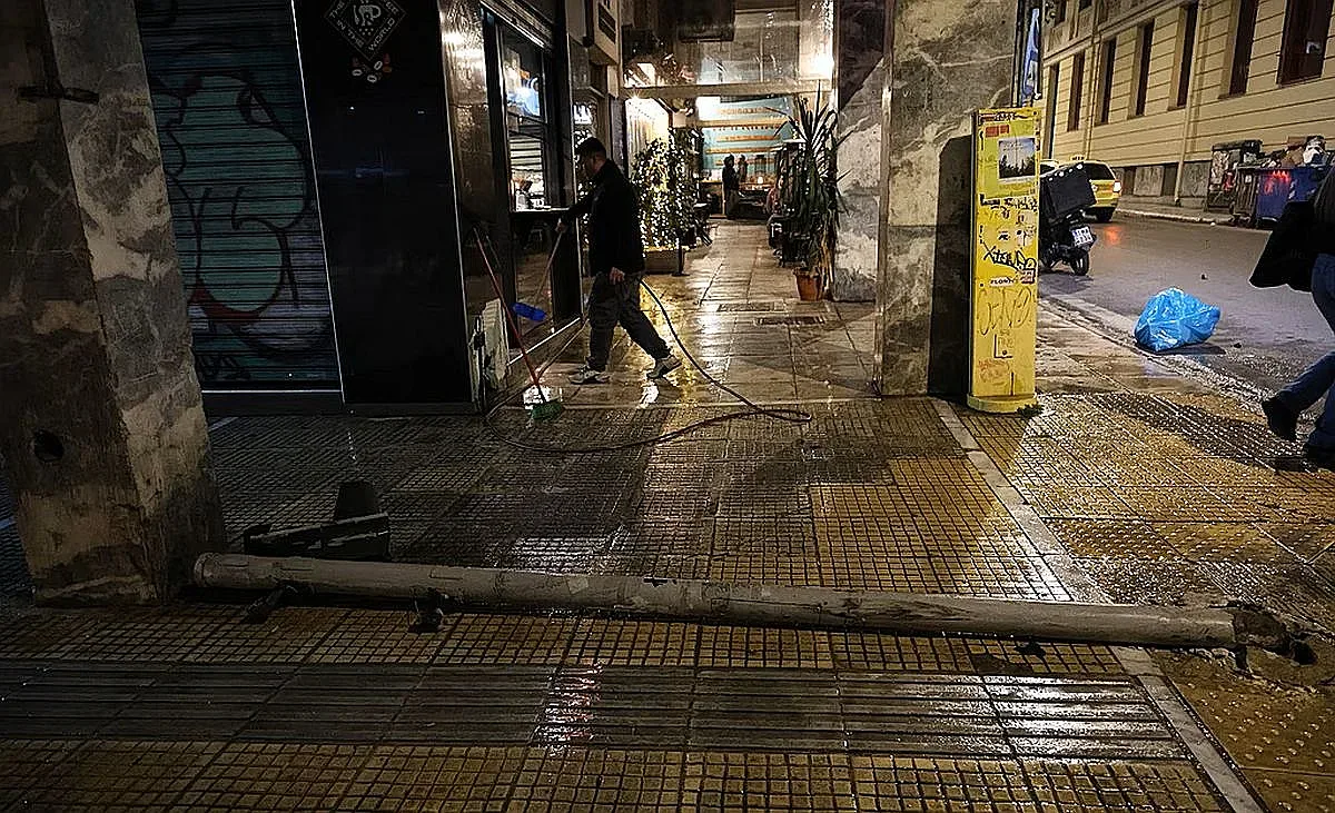 Автомобил с български номера се вряза в кафене в центъра на Атина