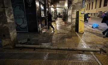 Автомобил с български номера се вряза в кафене в центъра на Атина