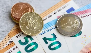 Еврото задържа нивата си спрямо долара в спокойна търговия