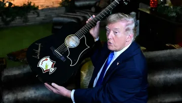 Тръмп отдаде почит на Елвис в Грейсланд по време на визита в Мемфис