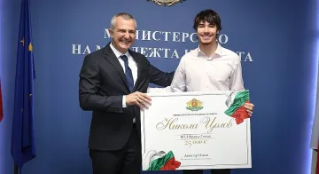 Никола Цолов с огромен чек от министерството