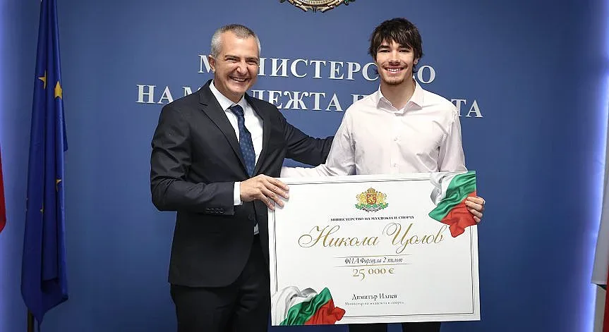 Никола Цолов с огромен чек от министерството