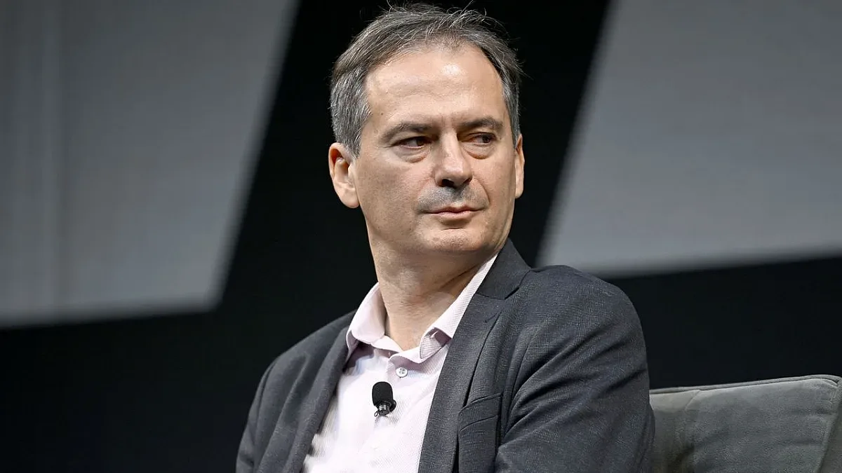 Христо Грозев със специална задача в кабинета. Разобличава шпиони