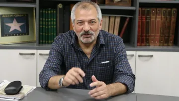 Изследовател на Левски сложи Лора Крумова на мястото й