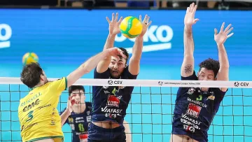 Алекс Николов блести, но Чивитанова рухна у дома в Шампионската лига