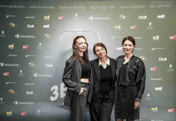 Иво Димчев дава тон за филм! Звезда стои като жива статуя