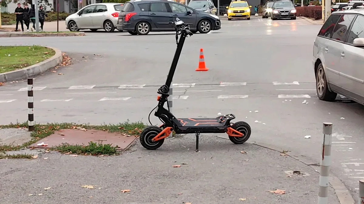 Борят се за живота на дете след падане с електрическа тротинетка