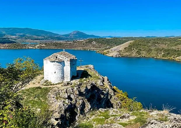 Уникална разходка! Потопено село и вековен храм до София