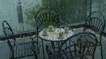 Дъжът прави пауза, за да се върне с гръмотевици