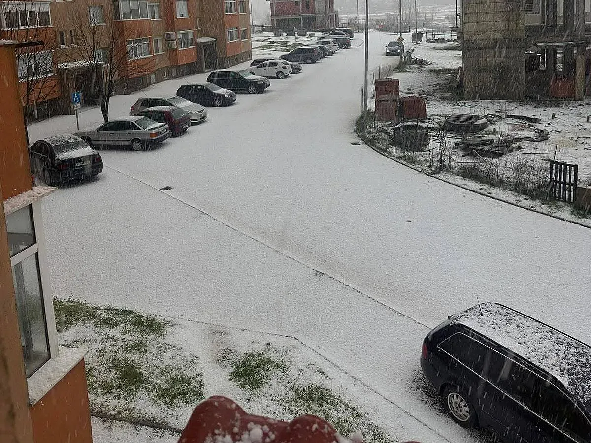 Наш град побеля. Адска градушка помля всичко (ВИДЕО)