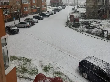 Наш град побеля. Адска градушка помля всичко (ВИДЕО)