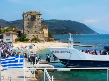 След земеръса буря блокира кораби на поклонници за Атон