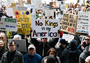 Масови протести разтърсиха САЩ срещу политиката на Тръмп