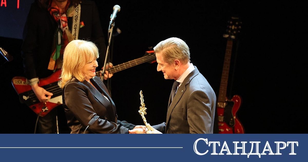 Йотова отличи Съюза на артистите с почетния знак на президента