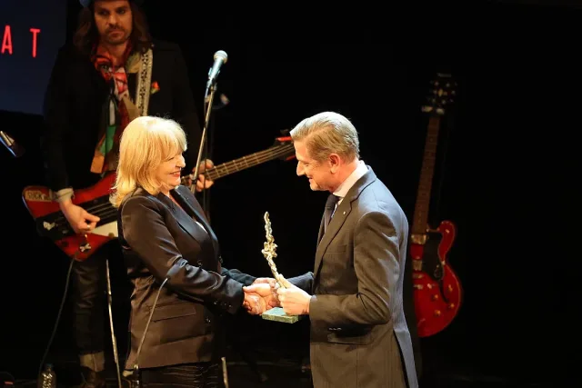 Йотова отличи Съюза на артистите с почетния знак на президента