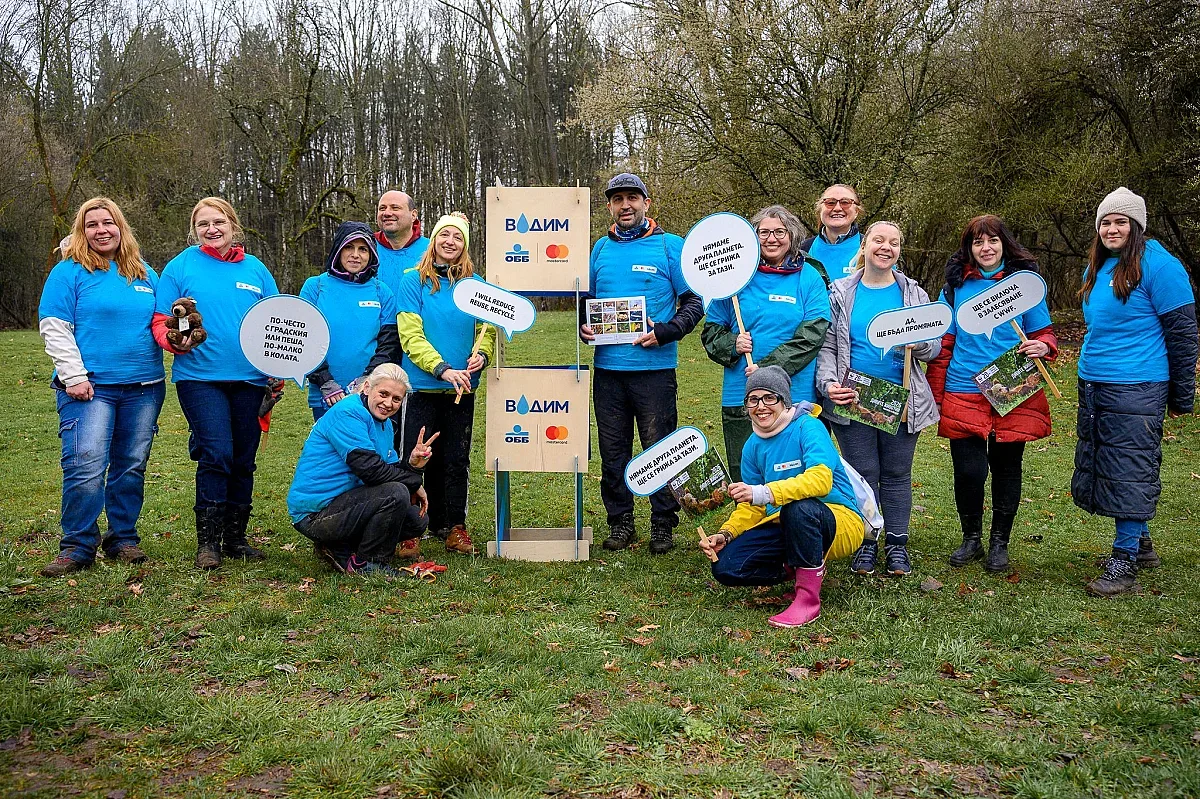 Служители на ОББ се включиха в почистването на река Какач и Северния парк в София като част от световната инициатива „Часът на Земята“