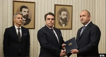 Удобният конфликт! Радев да си прибере вересиите