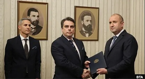 Удобният конфликт! Радев да си прибере вересиите