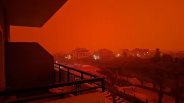 Опасен червен прах идва от Сахара, гърците вече се изпокриха 