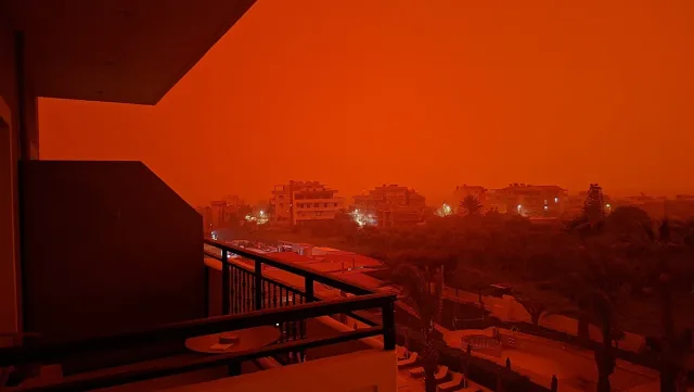 Опасен червен прах идва от Сахара, гърците вече се изпокриха 