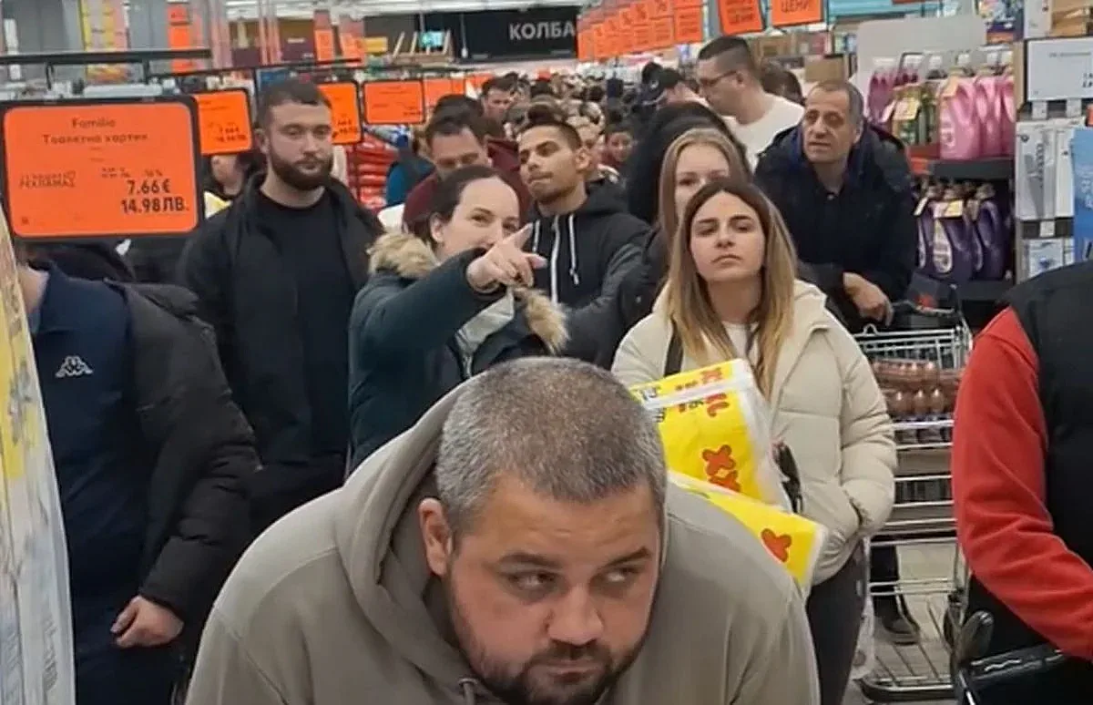 Верига обяви невиждано нощно намаление. Хиляди стигнаха до бой (ВИДЕО)