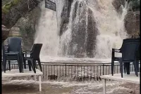 Водопад наводни свято село (ВИДЕО)