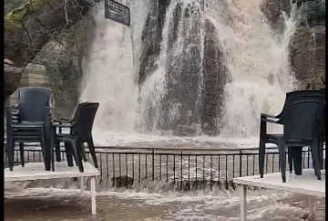 Водопад наводни свято село (ВИДЕО)