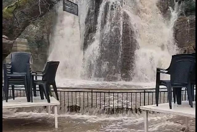 Водопад наводни свято село (ВИДЕО)