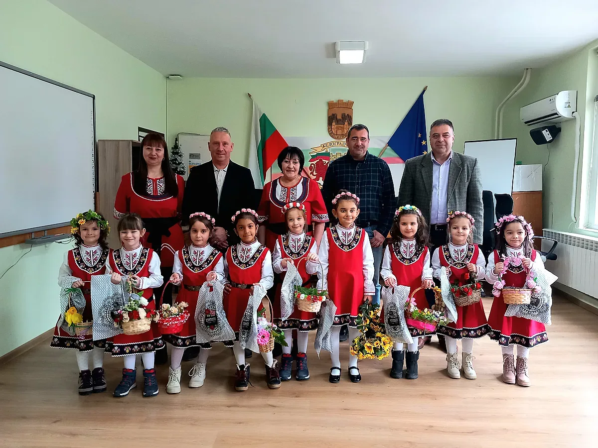 Лазарки от Детска градина "Иглика" гостуваха в Община Белоградчик