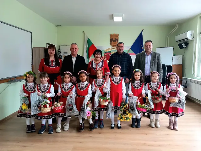 Лазарки от Детска градина "Иглика" гостуваха в Община Белоградчик