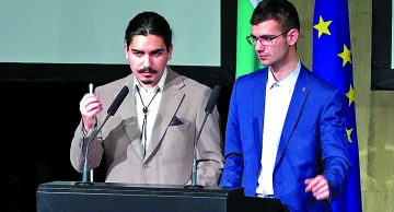 Две деца учат изкуствения интелект да пише правилно на кирилица