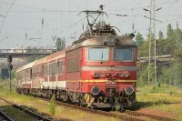 Влак се удари в скала, дерайлира - има ранени