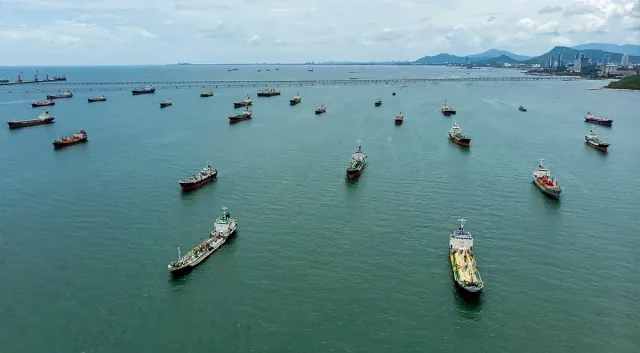 Случи се! Десетки кораби тръгнаха през Ормузкия проток