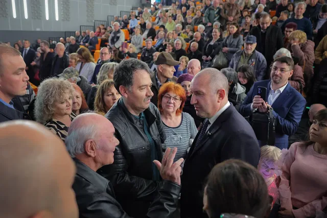 Радев се произнесе за въглищните централи и военните заводи