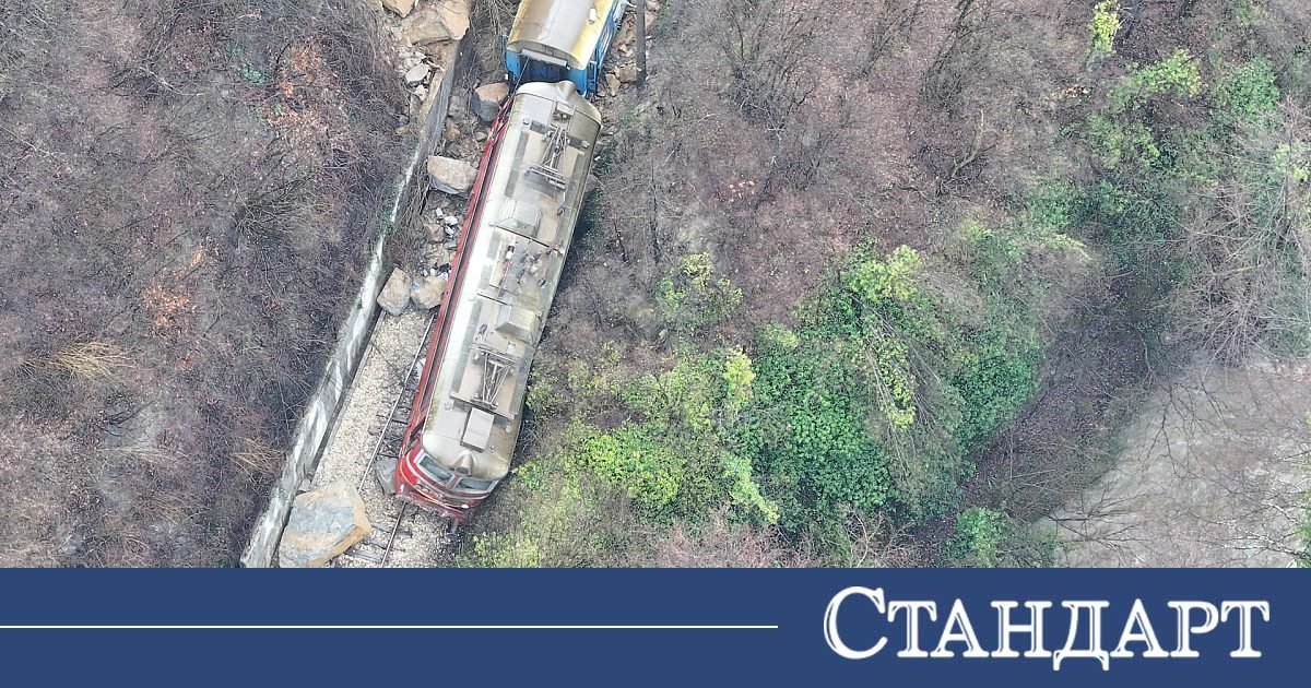 Железницата остава блокирана. Разчистват скалите след инцидента край Трявна