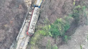 Железницата остава блокирана. Разчистват скалите след инцидента край Трявна