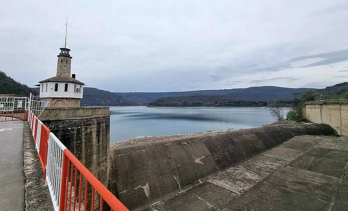 Голям наш язовир прелива, рискът остава заради снеготопенето