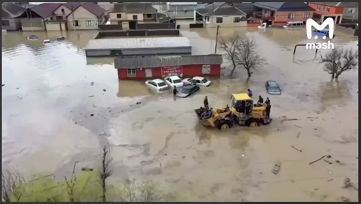 Брутални наводнения! Срутиха огромни сгради (ВИДЕО)