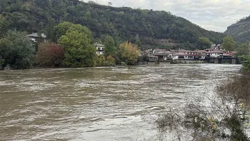 Буйна наша река рязко се покачи. Голям град на тръни