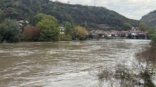 Буйна наша река рязко се покачи. Голям град на тръни