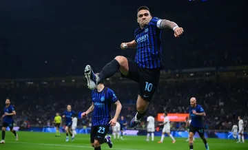 Интер се върна към победите с категорично 5:2 над Рома