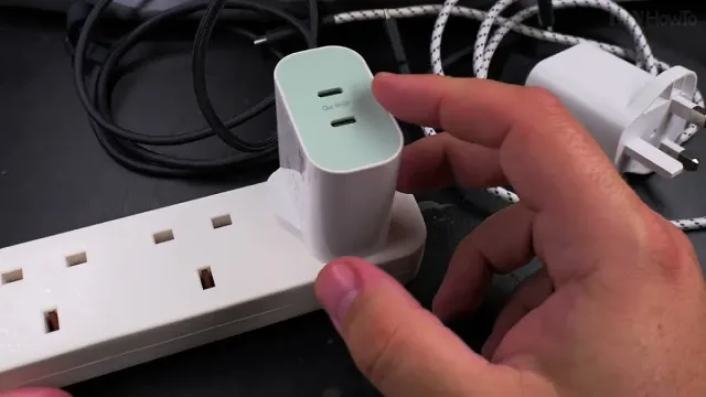 Какво се случва ако постоянно държите зарядното устройство в контакта